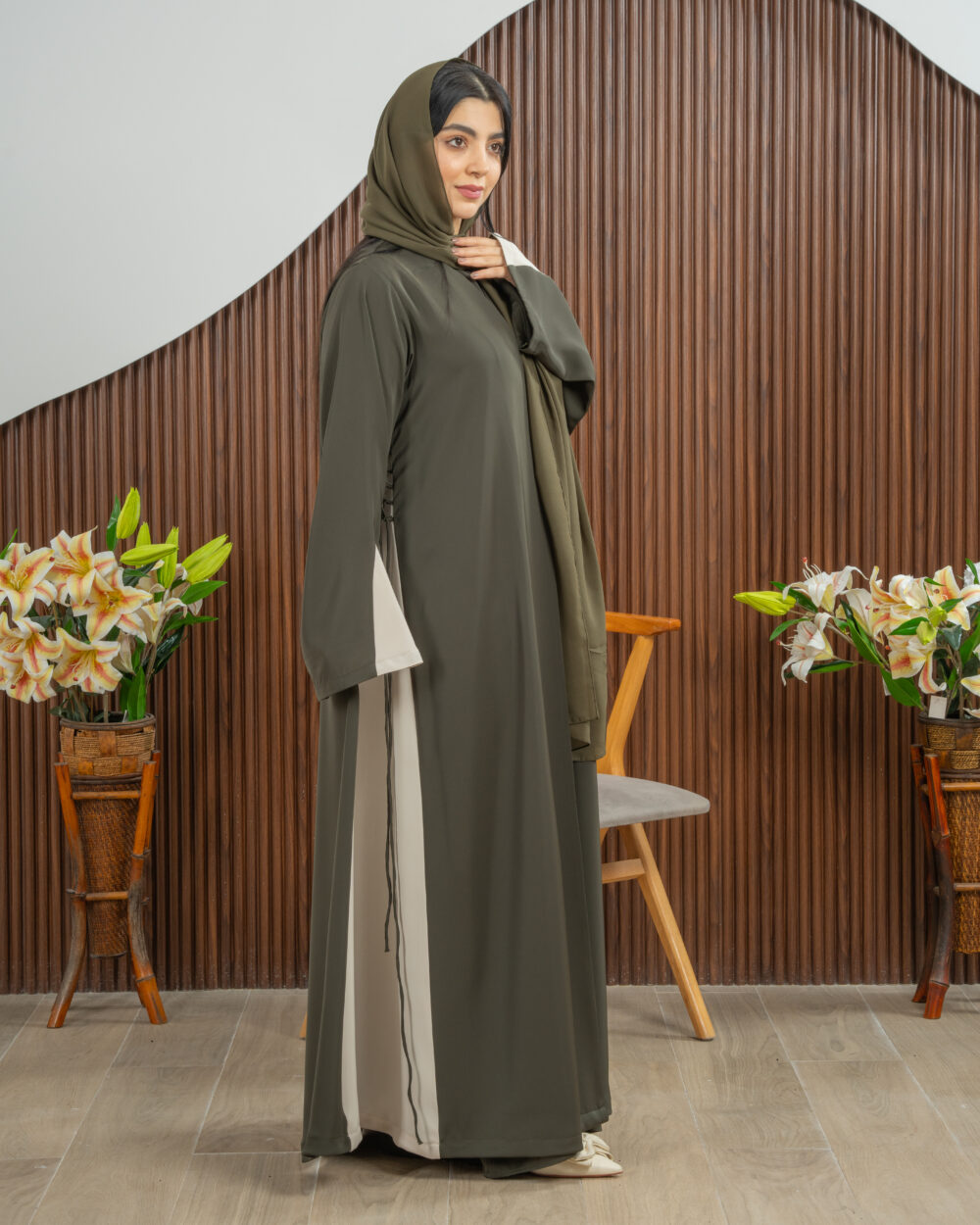 Nidha olive abaya beige line